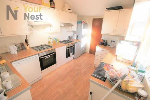 6 bedroom terraced house to rent, HALF SUMMER RENT. Estcourt Terrace, Headingley, LS6 3EX