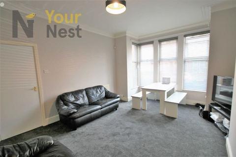 6 bedroom terraced house to rent, HALF SUMMER RENT. Estcourt Terrace, Headingley, LS6 3EX