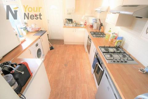 6 bedroom terraced house to rent, HALF SUMMER RENT. Estcourt Terrace, Headingley, LS6 3EX