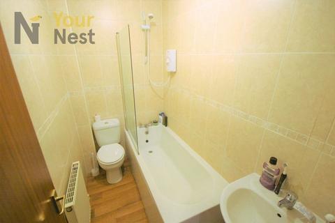 6 bedroom terraced house to rent, HALF SUMMER RENT. Estcourt Terrace, Headingley, LS6 3EX