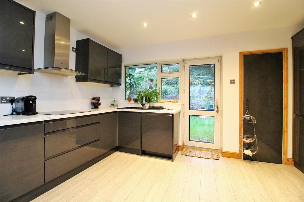 Broom Mead, Bexleyheath 2 bed semidetached bungalow £415,000