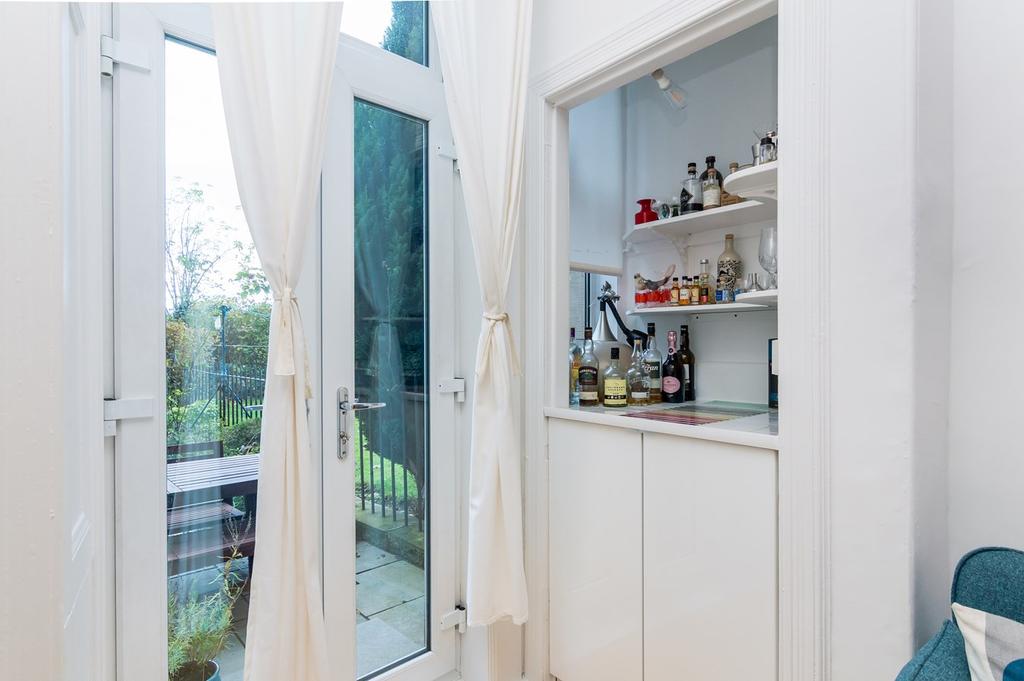 Connaught Place, Trinity, Edinburgh, EH6 2 bed flat £250,000