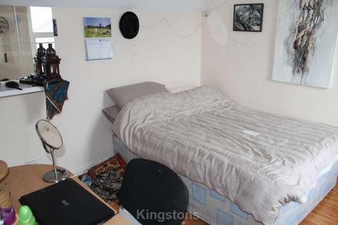 4 bedroom flat to rent, City Road, Cardiff CF24