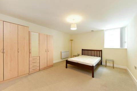 1 bedroom apartment to rent, Switch House Blackwall Way E14