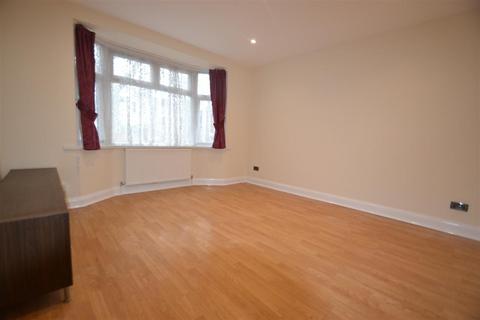 3 bedroom semi-detached house to rent, Hounslow Road, Feltham