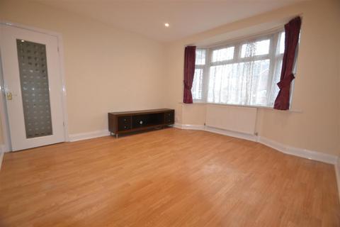 3 bedroom semi-detached house to rent, Hounslow Road, Feltham