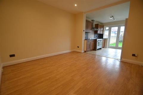 3 bedroom semi-detached house to rent, Hounslow Road, Feltham