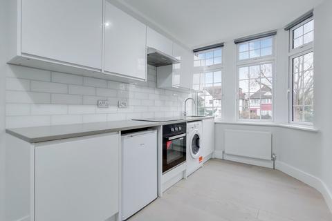 Studio to rent, Golders Green Road, London NW11