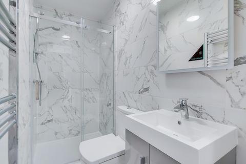 Studio to rent, Golders Green Road, London NW11