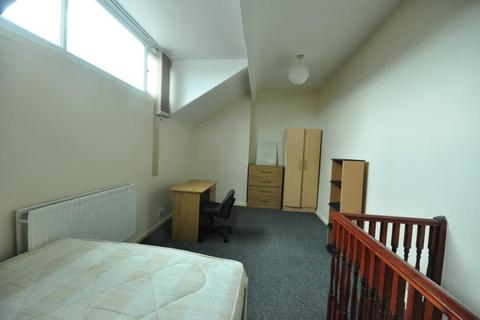 2 bedroom terraced house to rent, Harold Place, Hyde Park, Leeds LS6 1PQ