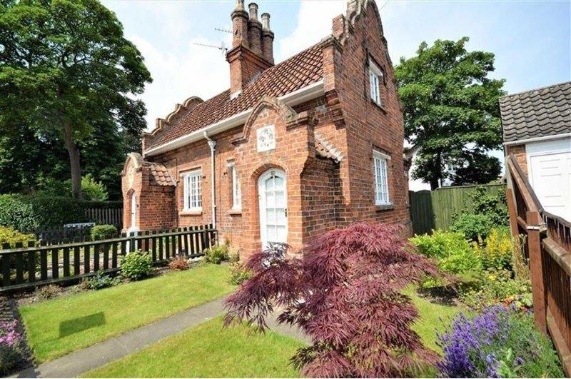 Clee Crescent, Grimsby, Lincolnshire... 2 bed cottage £80,000
