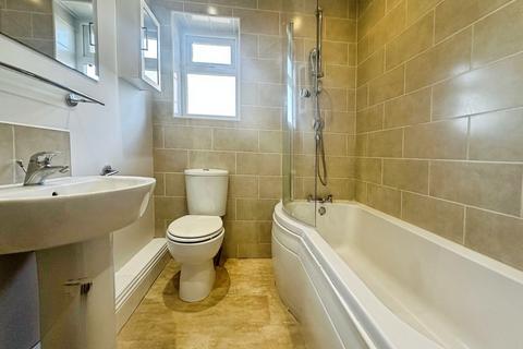 3 bedroom semi-detached house to rent, Newlaithes Gardens, Leeds LS18