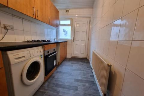 4 bedroom terraced house to rent, Mayville Avenue, Hyde Park, Leeds LS6 1NQ