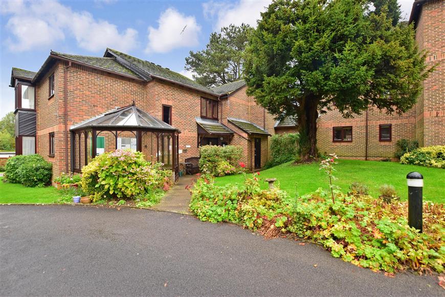 Greenwood Gardens, Caterham, Surrey 2 bed flat £160,000