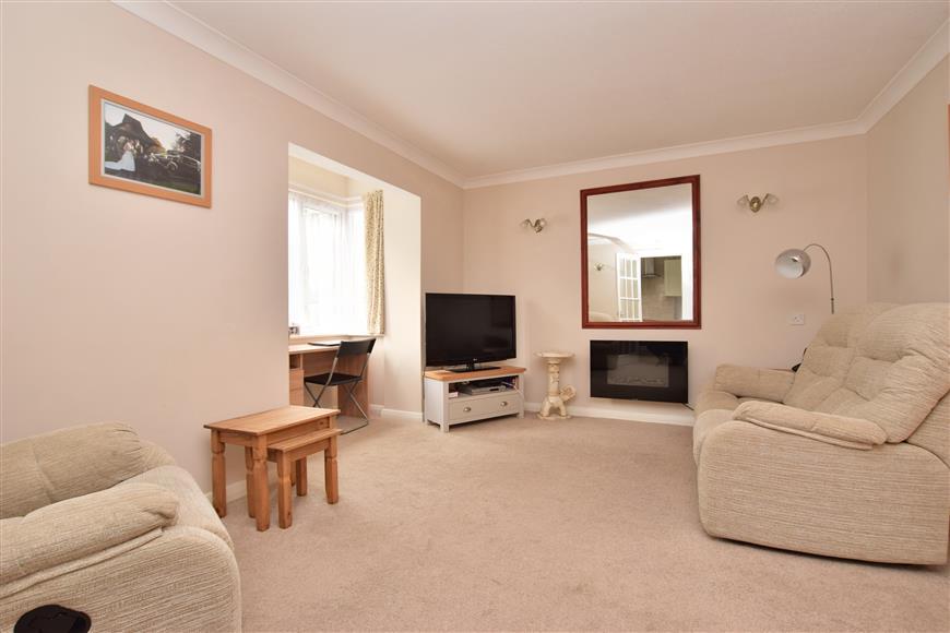 Greenwood Gardens, Caterham, Surrey 2 bed flat £160,000
