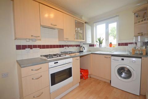 2 bedroom semi-detached house to rent, Essenhigh Drive, Worthing, BN13