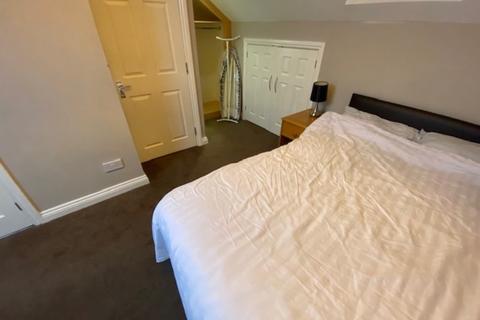 1 bedroom in a house share to rent - North Parade, Room 306