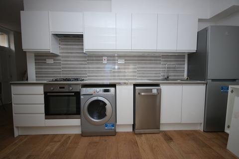 3 bedroom flat to rent, Burghley road, Kentish Town