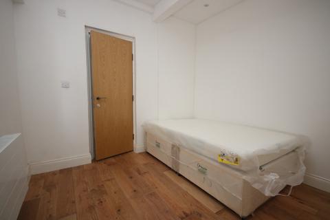 3 bedroom flat to rent, Burghley road, Kentish Town