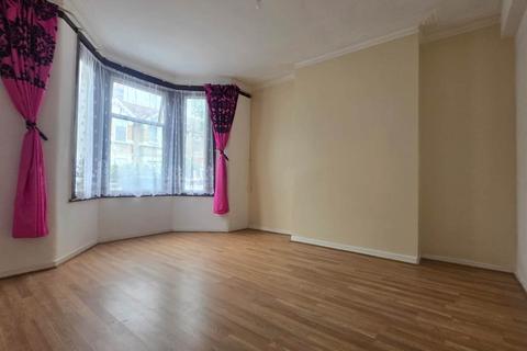 4 bedroom terraced house to rent, Altmore Avenue, East Ham E6