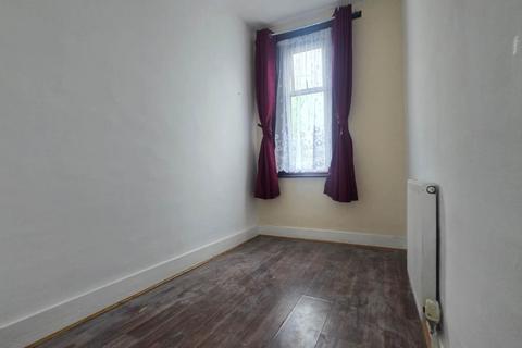4 bedroom terraced house to rent, Altmore Avenue, East Ham E6