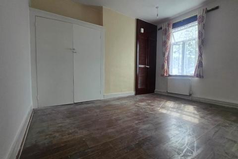 4 bedroom terraced house to rent, Altmore Avenue, East Ham E6