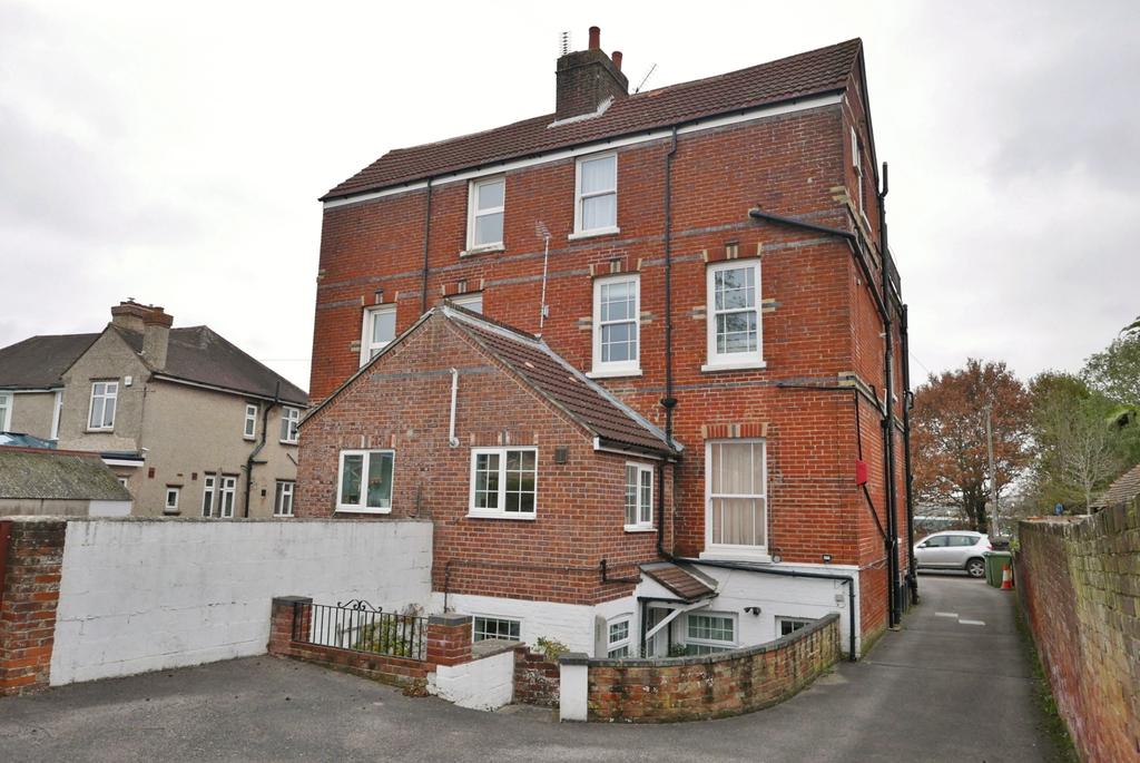 WICKHAM ROAD, FAREHAM 1 bed apartment £150,000