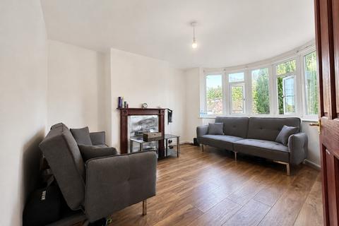 3 bedroom semi-detached house to rent, 3 Bed Semi-Detached, Chairborough Rd, High Wycombe, Buckinghamshire, HP12 3HN
