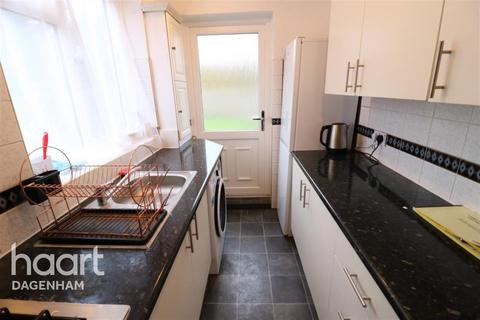 3 bedroom end of terrace house to rent, Lodge Avenue, Dagenham