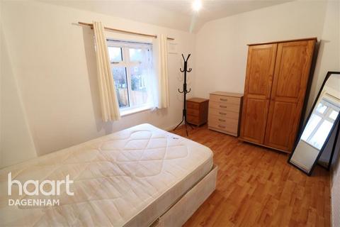 3 bedroom end of terrace house to rent, Lodge Avenue, Dagenham