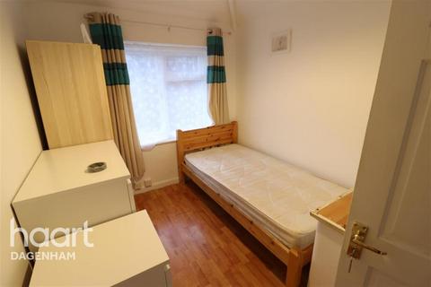 3 bedroom end of terrace house to rent, Lodge Avenue, Dagenham