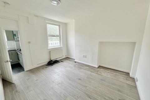 3 bedroom apartment to rent, South End, Croydon