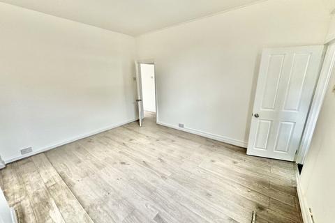 3 bedroom apartment to rent, South End, Croydon