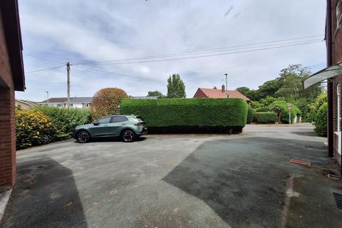 3 bedroom semi-detached house to rent, Upton, Chester, Cheshire