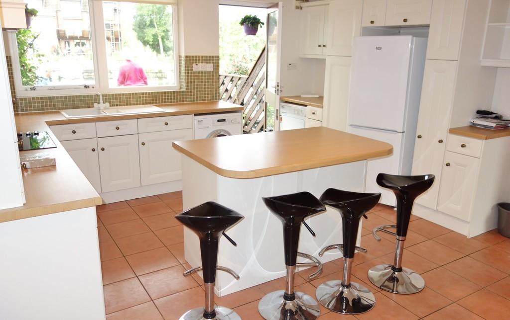 Temple Mill Island, Marlow 3 bed townhouse £2,000 pcm (£462 pw)