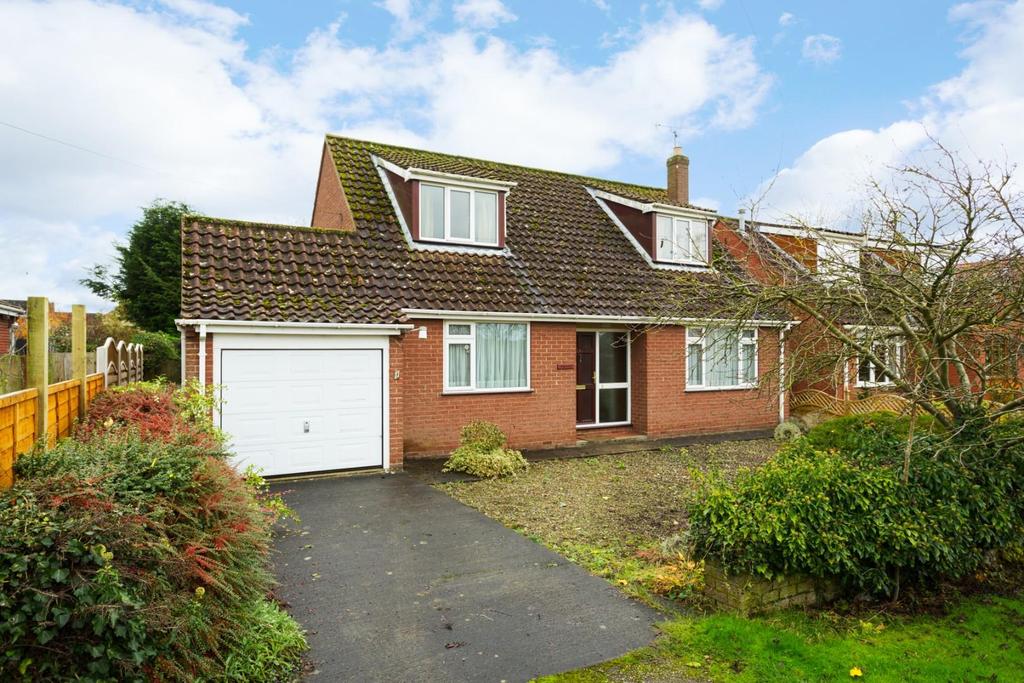 Middleton Carr Lane, Middleton, Pickering 3 bed detached bungalow £