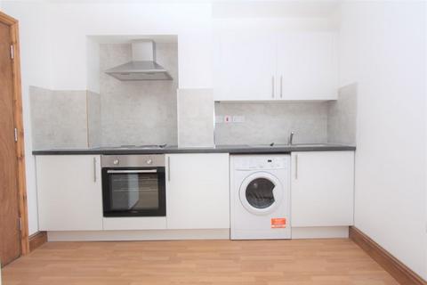 Studio to rent, High Road, Wood Green N22