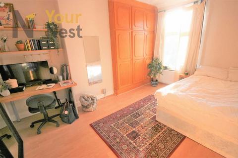 4 bedroom terraced house to rent, Trelawn Place, Headingley, LS6 3JP