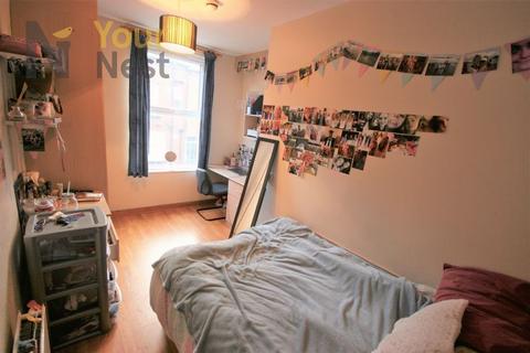 6 bedroom terraced house to rent, Thornville Crescent, Hyde Park, LS6 1JL