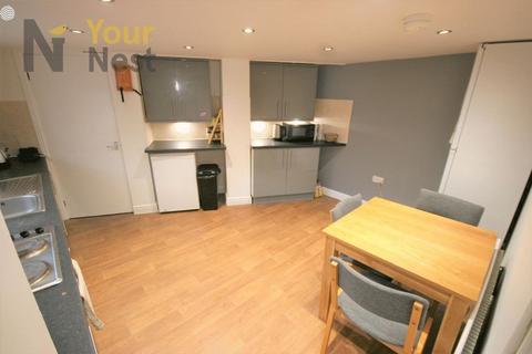 5 bedroom terraced house to rent, Beechwood Terrace, Burley, Leeds, LS4 2NG