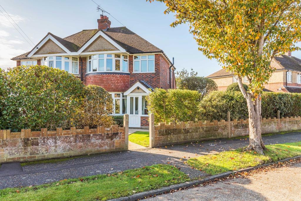 Willowbed Drive, Chichester 3 bed semidetached house £475,000