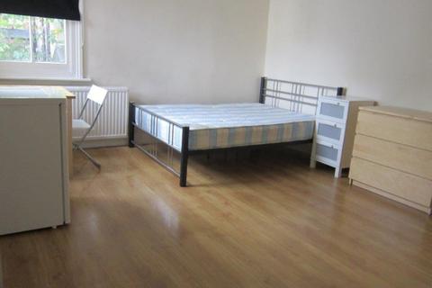 Studio to rent, 2 Wolverton