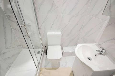 4 bedroom terraced house to rent, Canterbury Place, Elephant and Castle, London