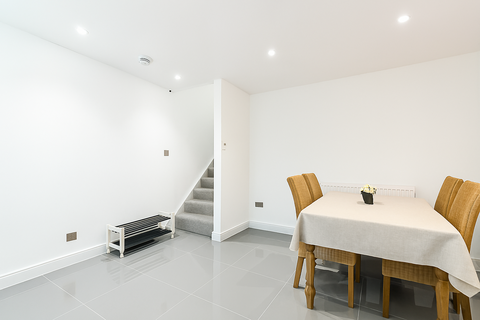 4 bedroom terraced house to rent, Canterbury Place, Elephant and Castle, London