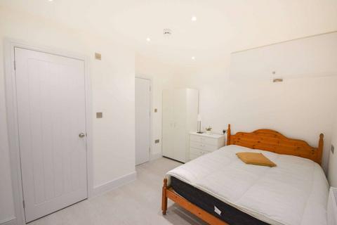4 bedroom terraced house to rent, Canterbury Place, Elephant and Castle, London