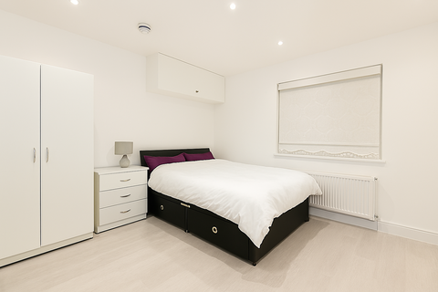 4 bedroom terraced house to rent, Canterbury Place, Elephant and Castle, London
