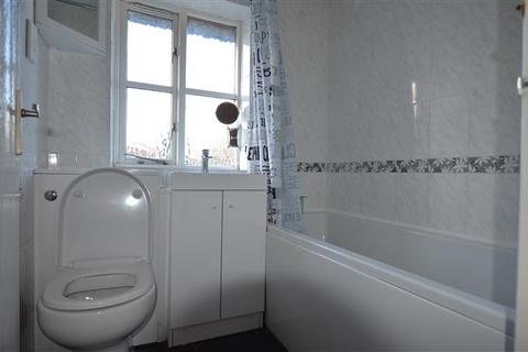 2 bedroom terraced house to rent, Farm Close, Borehamwood