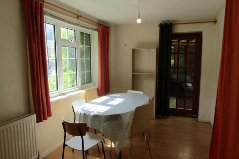 5 bedroom detached house to rent - Larksfield, Englefield Green, Egham, TW20