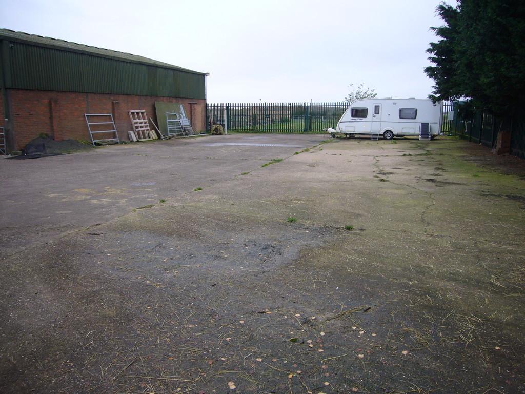 Bridge Farm, Moor Road, Rawcliffe Bridge, Goole, DN14 8PT 5 bed farm