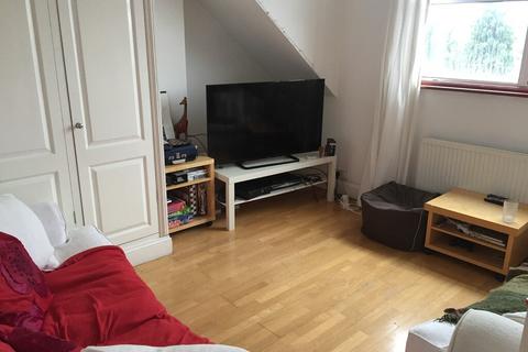 2 bedroom flat to rent, Longley Rd SW17